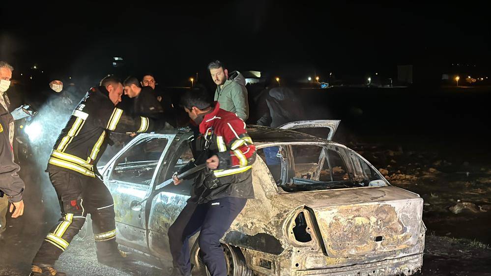 Alev alan otomobil hurdaya döndü, yanmış ceset bulundu 5